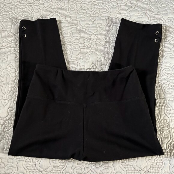 Black short stretch capris w/X eyelets on outer leg, size M - Picture 4 of 7